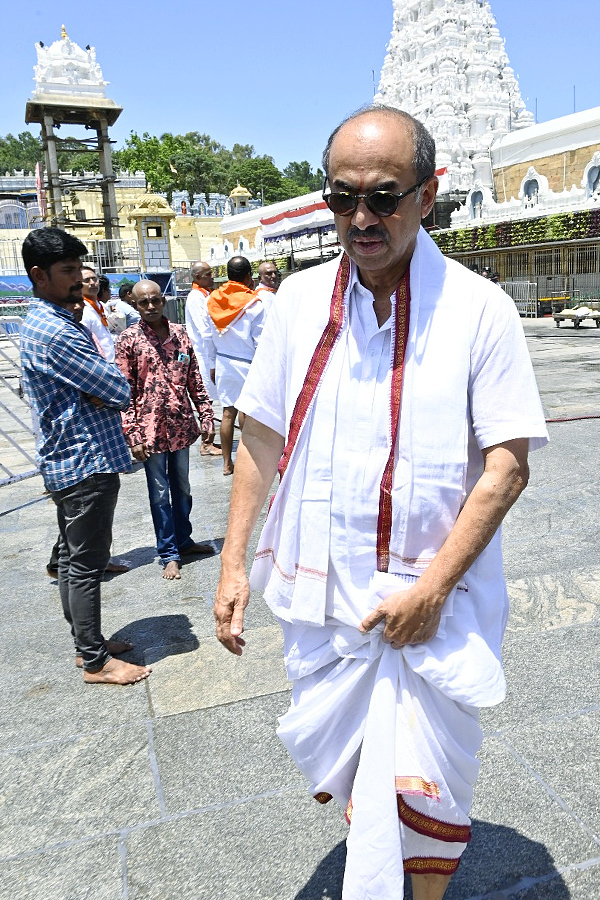 Producer Suresh Babu Visit to Tirumala Photos2