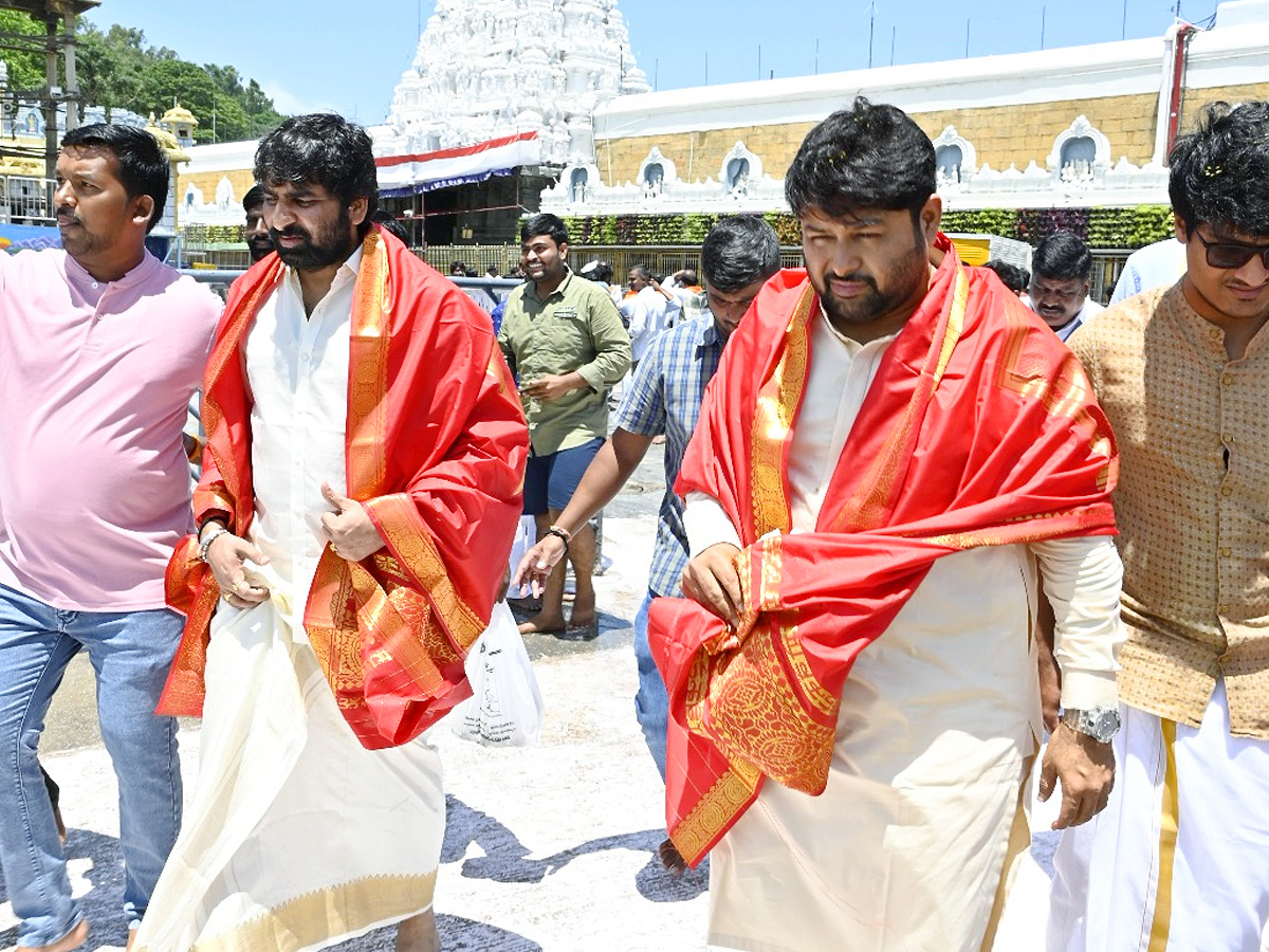 Producer Suresh Babu Visit to Tirumala Photos12