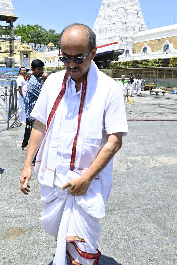 Producer Suresh Babu Visit to Tirumala Photos3