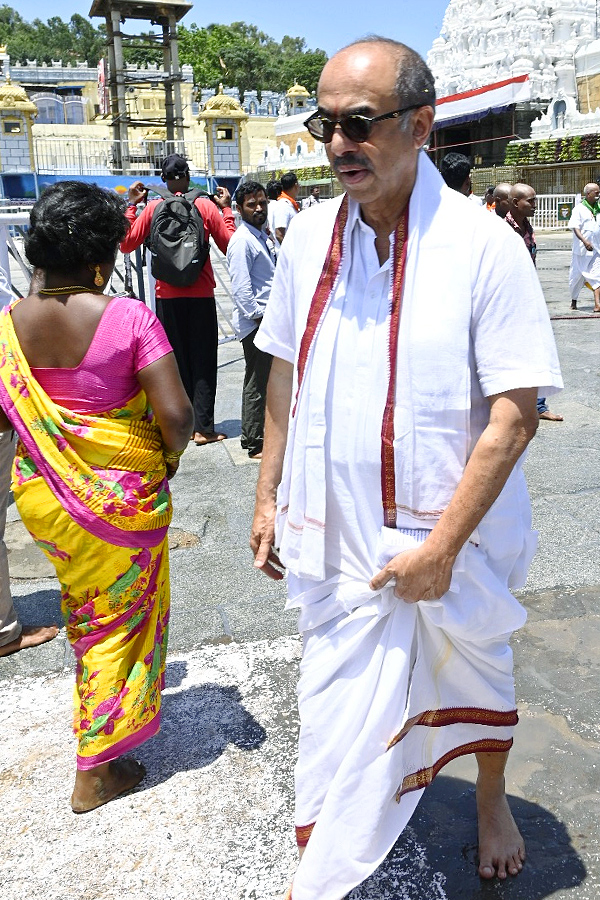 Producer Suresh Babu Visit to Tirumala Photos4