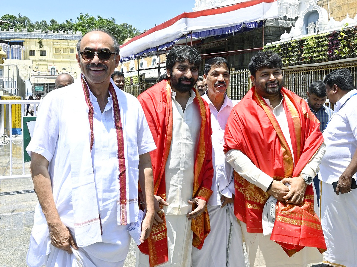 Producer Suresh Babu Visit to Tirumala Photos6