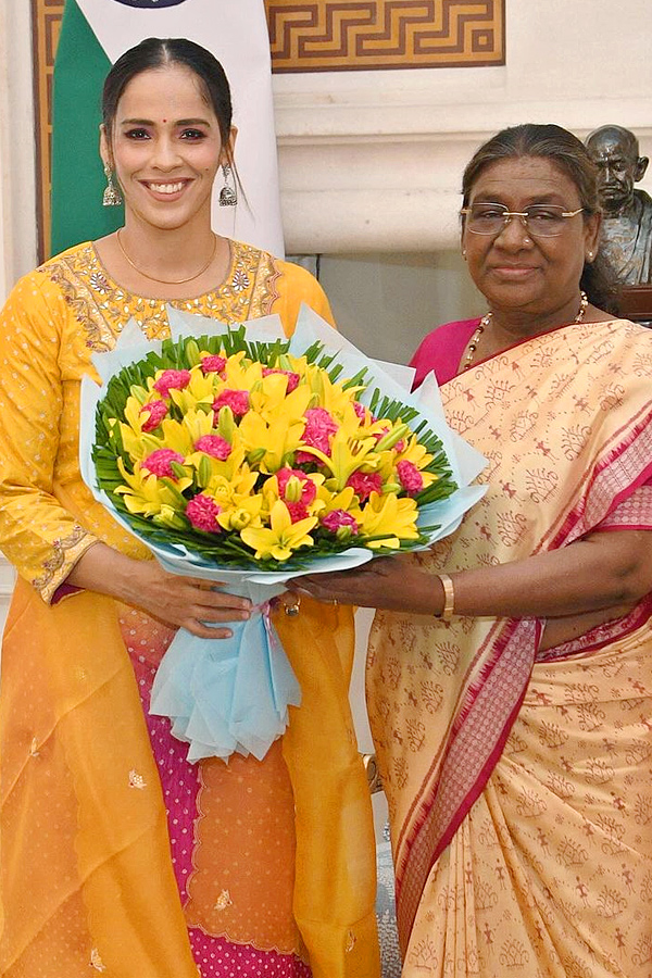 President Murmu Plays Badminton With Saina Nehwal At Rashtrapati Bhavan Photos9