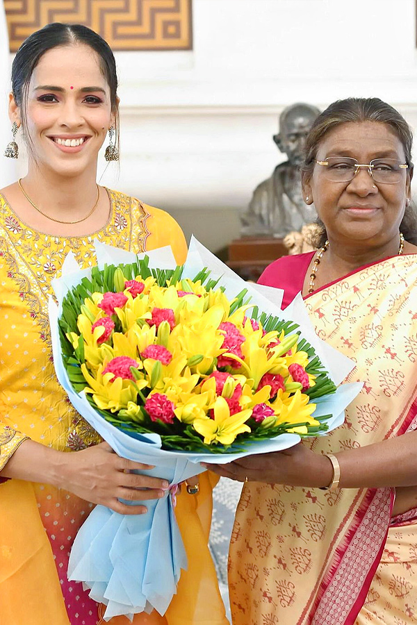 President Murmu Plays Badminton With Saina Nehwal At Rashtrapati Bhavan Photos10