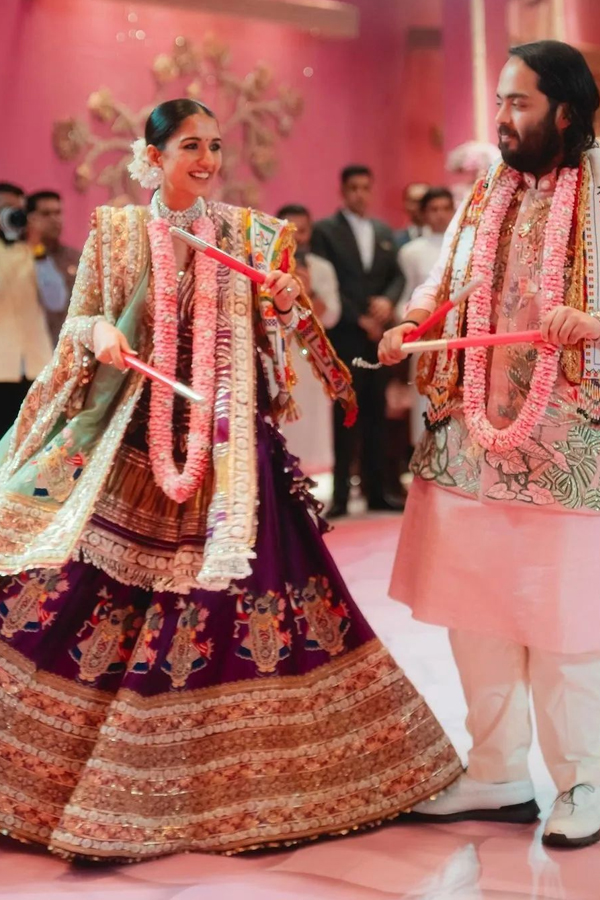 Bride To Be Radhika Merchant's Ultimate Bridal Fashion Photos Viral10