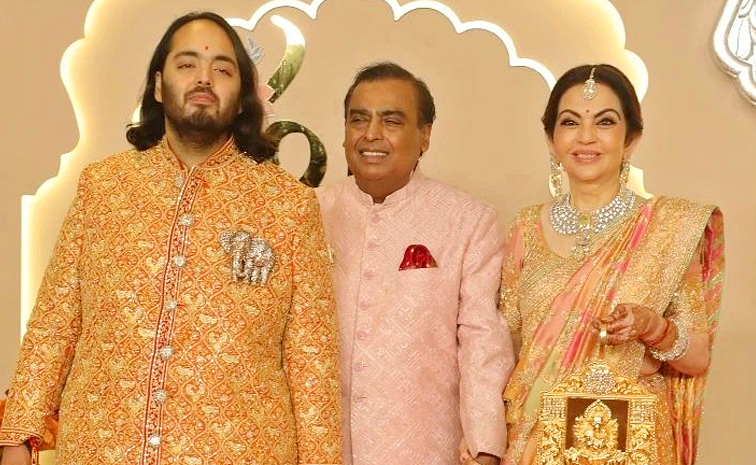 Celebreties Attend Anant Ambani and Radhika Merchant Wedding Photos10