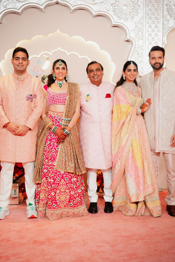 Celebreties Attend Anant Ambani and Radhika Merchant Wedding Photos43