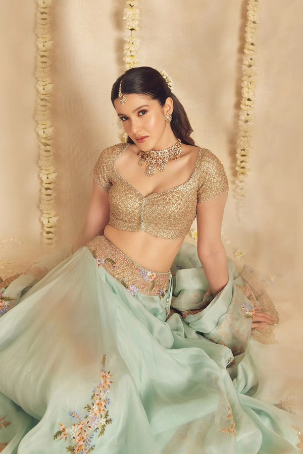 Bollywood Beauty Shanaya Kapoor Stunning Photos In Pista Green Lehanga10