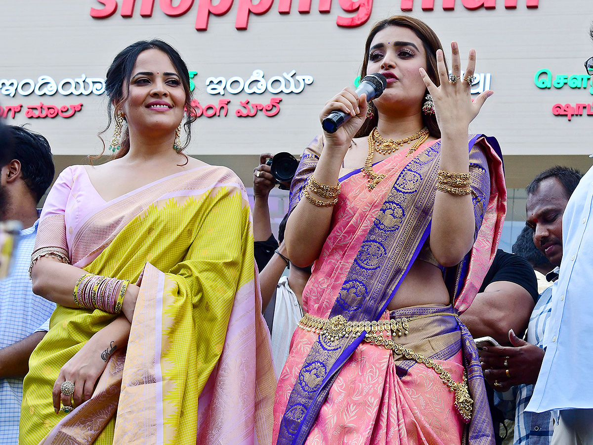 Nidhi agarwal And Anasuya Bharadwaj At Anantapur Photos2