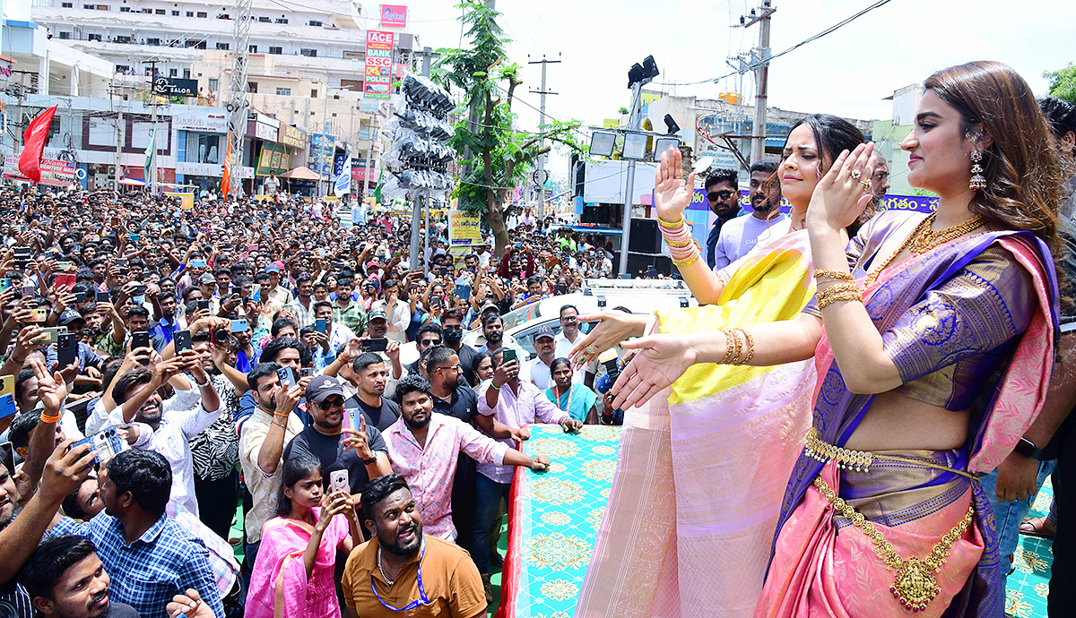 Nidhi agarwal And Anasuya Bharadwaj At Anantapur Photos19