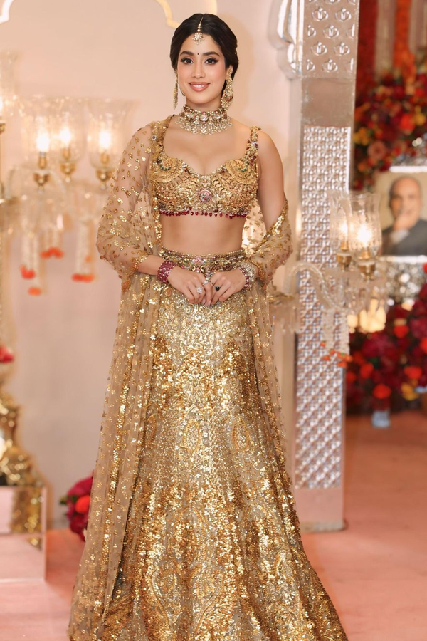 Janhvi Kapoor And Kushi Kapoor Beautiful Photos From Anant And Radhika's Wedding6