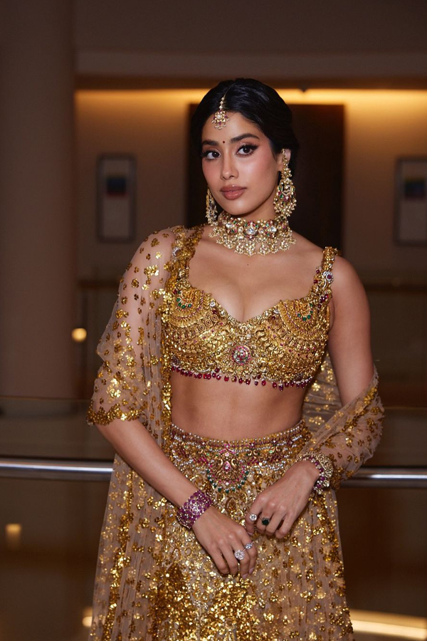 Janhvi Kapoor And Kushi Kapoor Beautiful Photos From Anant And Radhika's Wedding7