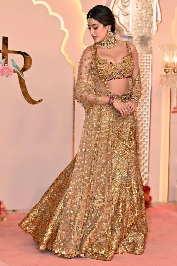 Janhvi Kapoor And Kushi Kapoor Beautiful Photos From Anant And Radhika's Wedding9