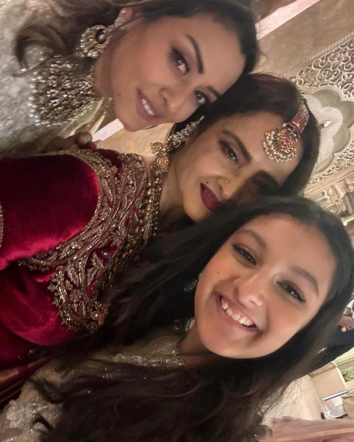 Mahesh Babu Daughter Sitara Ghattamaneni With Celebrities At Anant Radhika Wedding Photos12