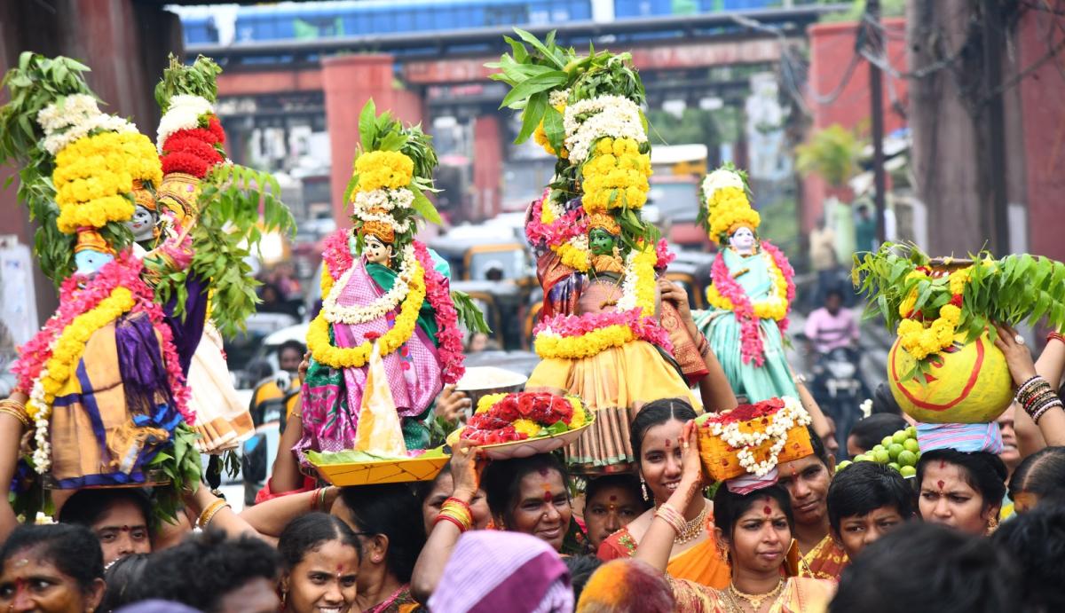 Hyderabad Bhagyanagar Joint Temples Committee Presented Telangana Bonalu to Durgamma in Vijayawada Photos2