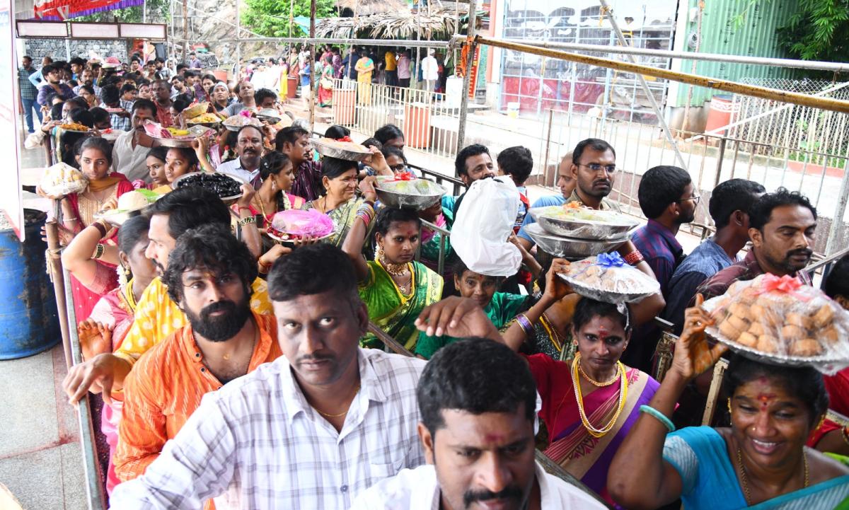 Hyderabad Bhagyanagar Joint Temples Committee Presented Telangana Bonalu to Durgamma in Vijayawada Photos5