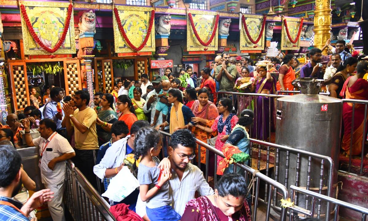 Hyderabad Bhagyanagar Joint Temples Committee Presented Telangana Bonalu to Durgamma in Vijayawada Photos8