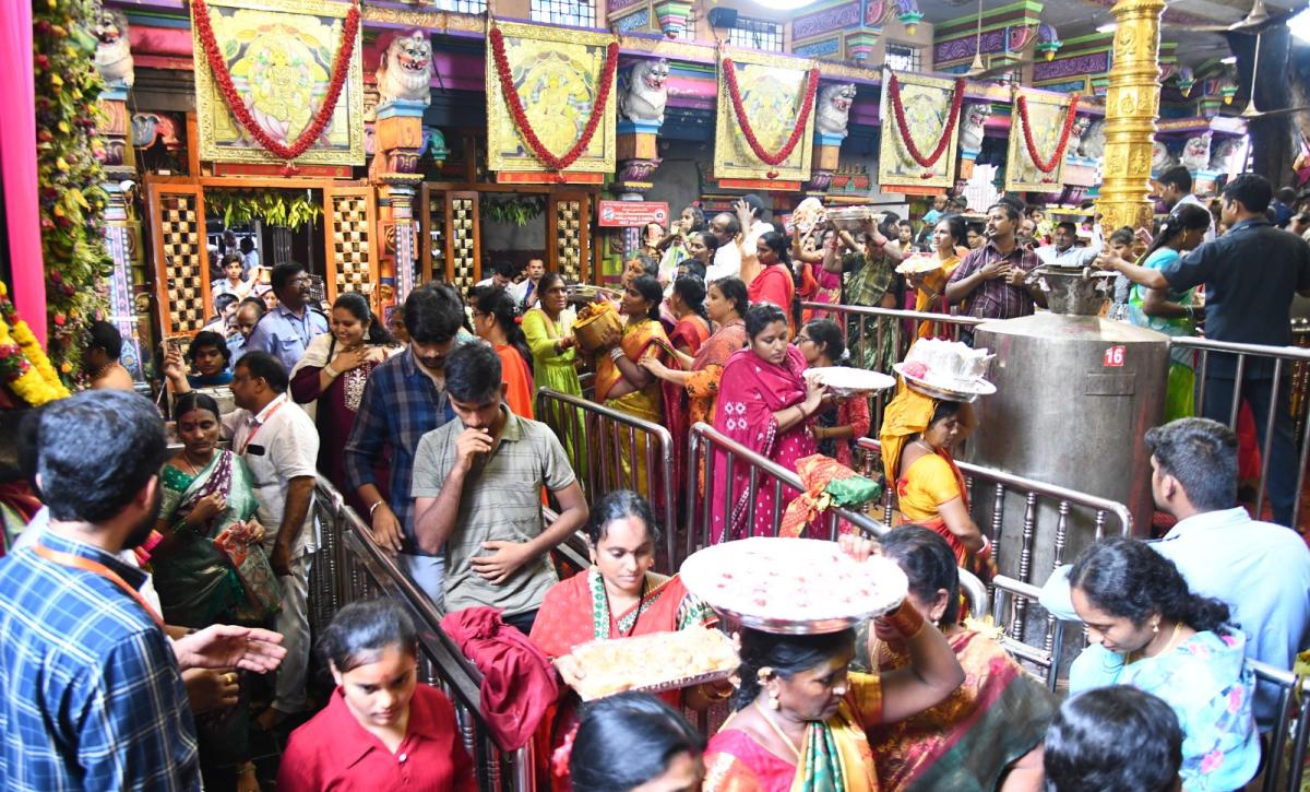 Hyderabad Bhagyanagar Joint Temples Committee Presented Telangana Bonalu to Durgamma in Vijayawada Photos9