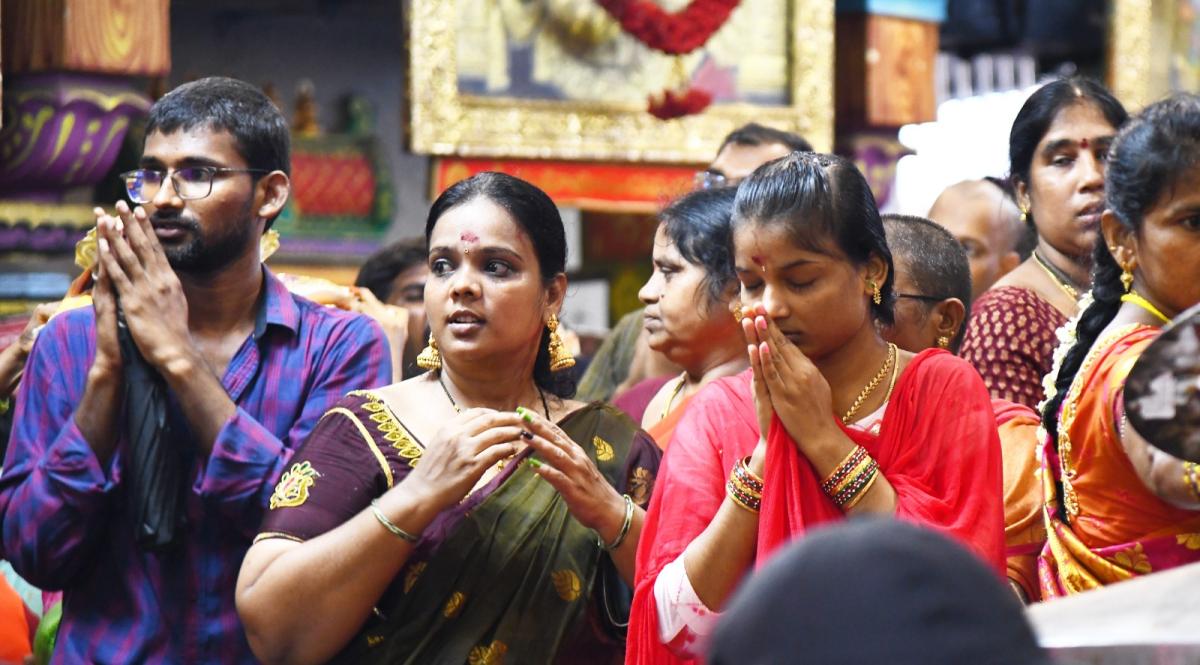 Hyderabad Bhagyanagar Joint Temples Committee Presented Telangana Bonalu to Durgamma in Vijayawada Photos10