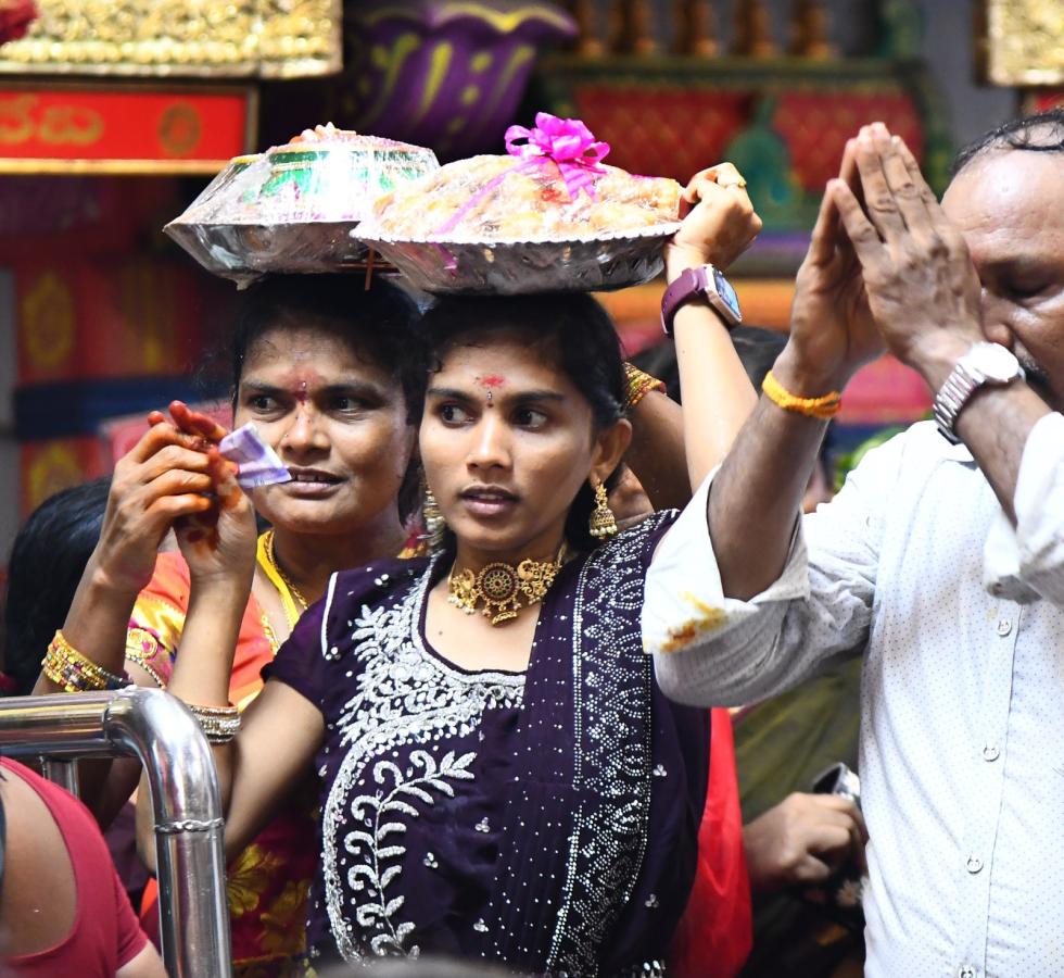 Hyderabad Bhagyanagar Joint Temples Committee Presented Telangana Bonalu to Durgamma in Vijayawada Photos11