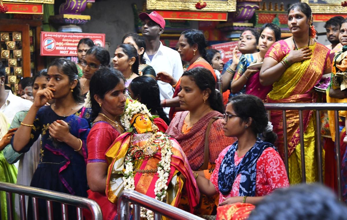 Hyderabad Bhagyanagar Joint Temples Committee Presented Telangana Bonalu to Durgamma in Vijayawada Photos12