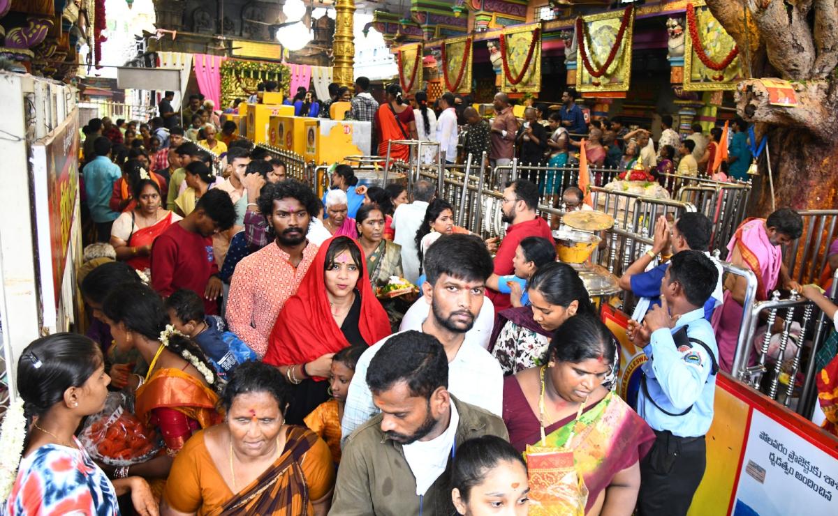 Hyderabad Bhagyanagar Joint Temples Committee Presented Telangana Bonalu to Durgamma in Vijayawada Photos15