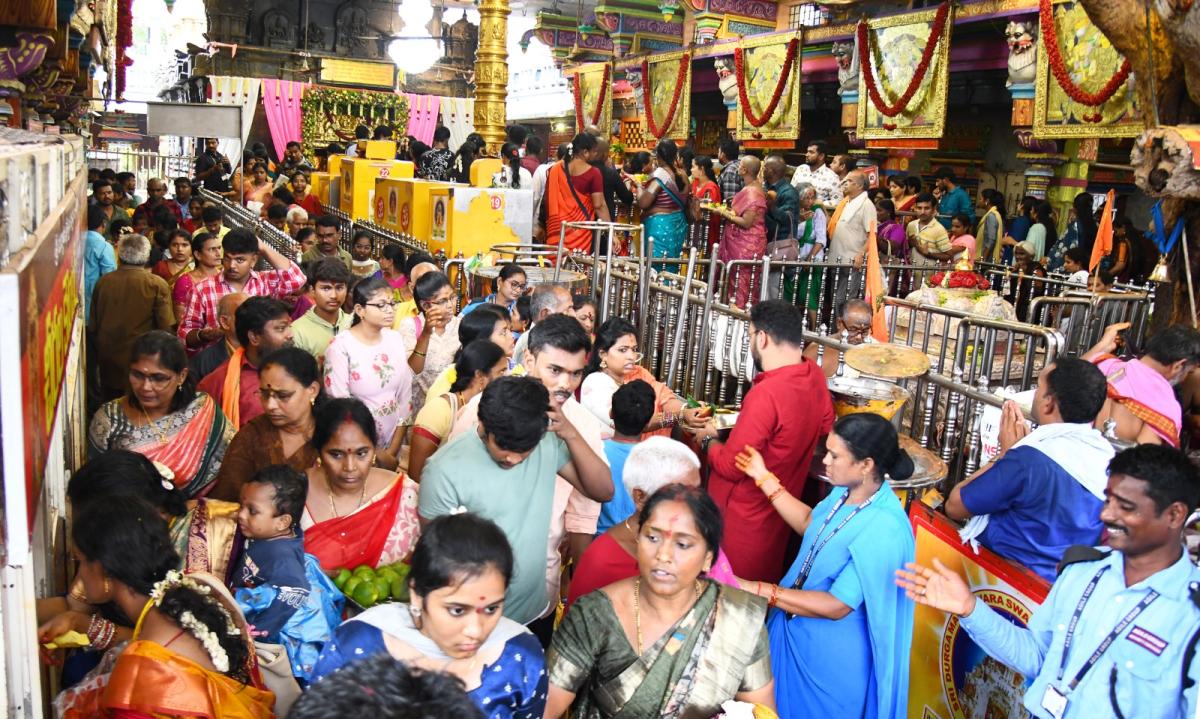 Hyderabad Bhagyanagar Joint Temples Committee Presented Telangana Bonalu to Durgamma in Vijayawada Photos16