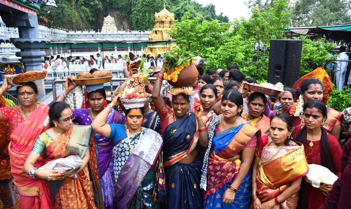 Hyderabad Bhagyanagar Joint Temples Committee Presented Telangana Bonalu to Durgamma in Vijayawada Photos18