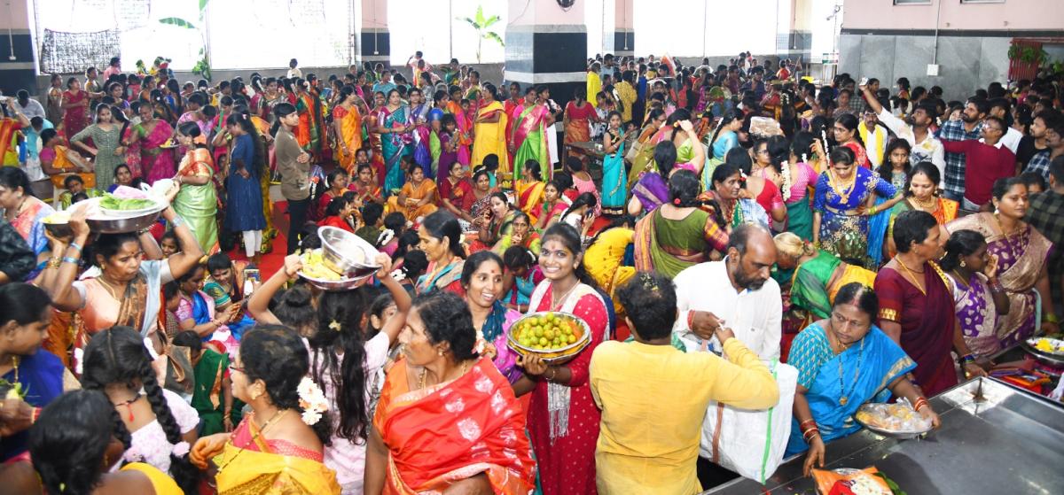 Hyderabad Bhagyanagar Joint Temples Committee Presented Telangana Bonalu to Durgamma in Vijayawada Photos20