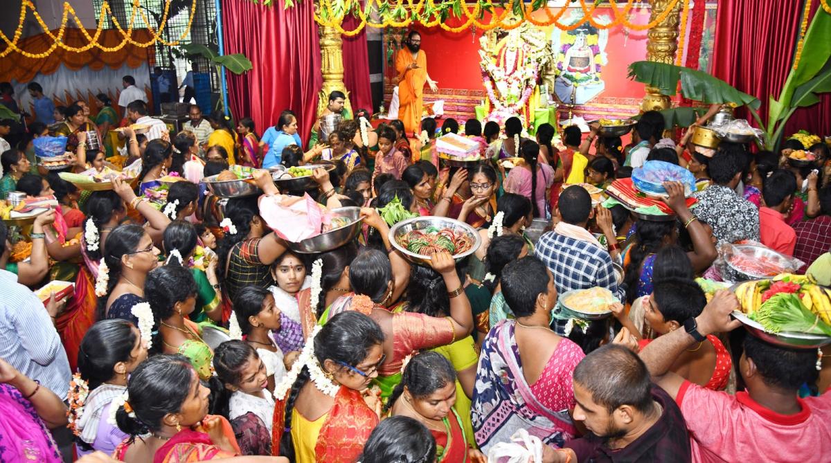 Hyderabad Bhagyanagar Joint Temples Committee Presented Telangana Bonalu to Durgamma in Vijayawada Photos21