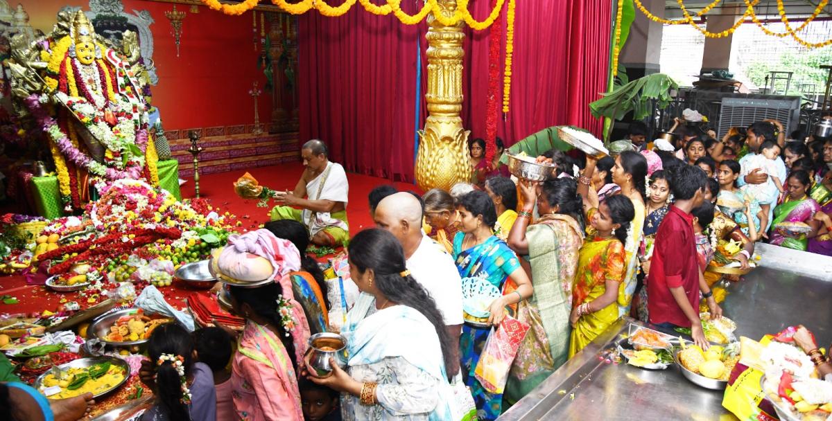 Hyderabad Bhagyanagar Joint Temples Committee Presented Telangana Bonalu to Durgamma in Vijayawada Photos22