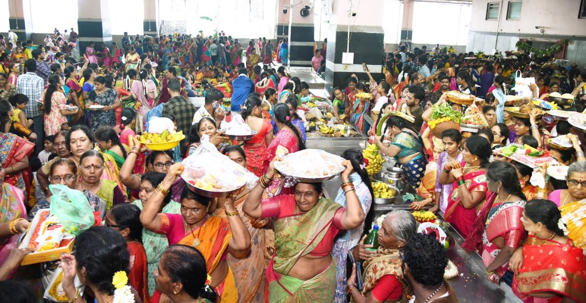 Hyderabad Bhagyanagar Joint Temples Committee Presented Telangana Bonalu to Durgamma in Vijayawada Photos23