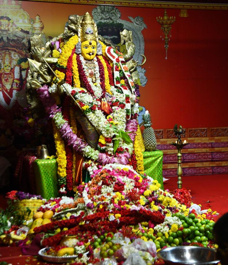 Hyderabad Bhagyanagar Joint Temples Committee Presented Telangana Bonalu to Durgamma in Vijayawada Photos24