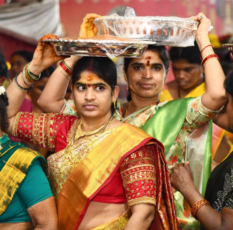 Hyderabad Bhagyanagar Joint Temples Committee Presented Telangana Bonalu to Durgamma in Vijayawada Photos27