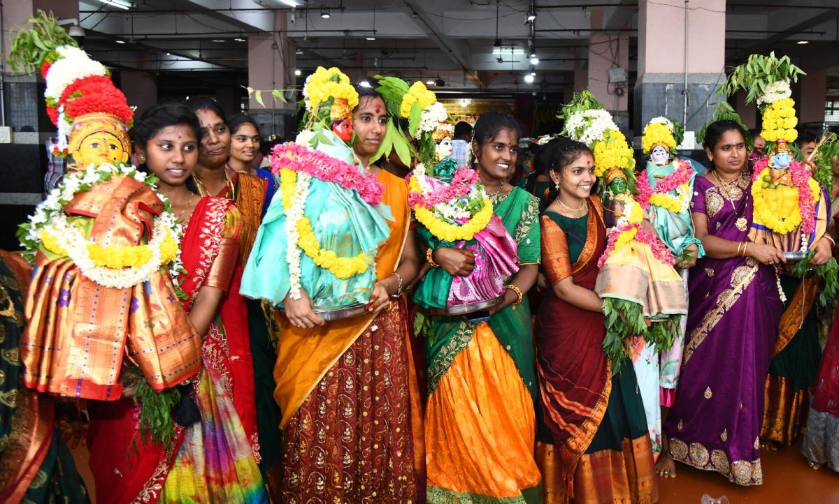 Hyderabad Bhagyanagar Joint Temples Committee Presented Telangana Bonalu to Durgamma in Vijayawada Photos28