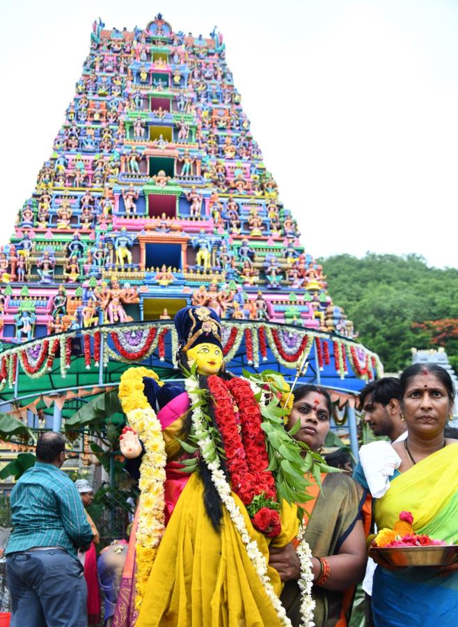 Hyderabad Bhagyanagar Joint Temples Committee Presented Telangana Bonalu to Durgamma in Vijayawada Photos30