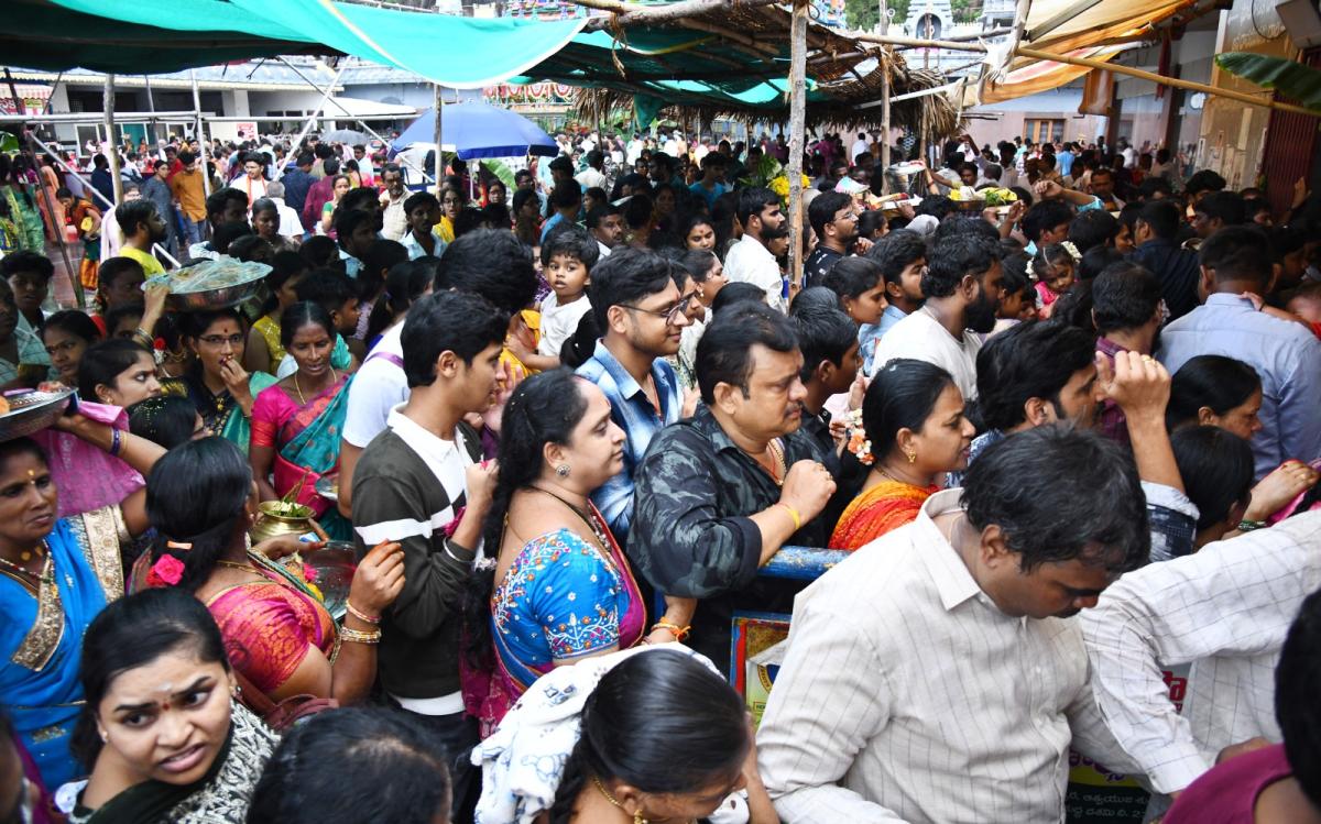 Hyderabad Bhagyanagar Joint Temples Committee Presented Telangana Bonalu to Durgamma in Vijayawada Photos32