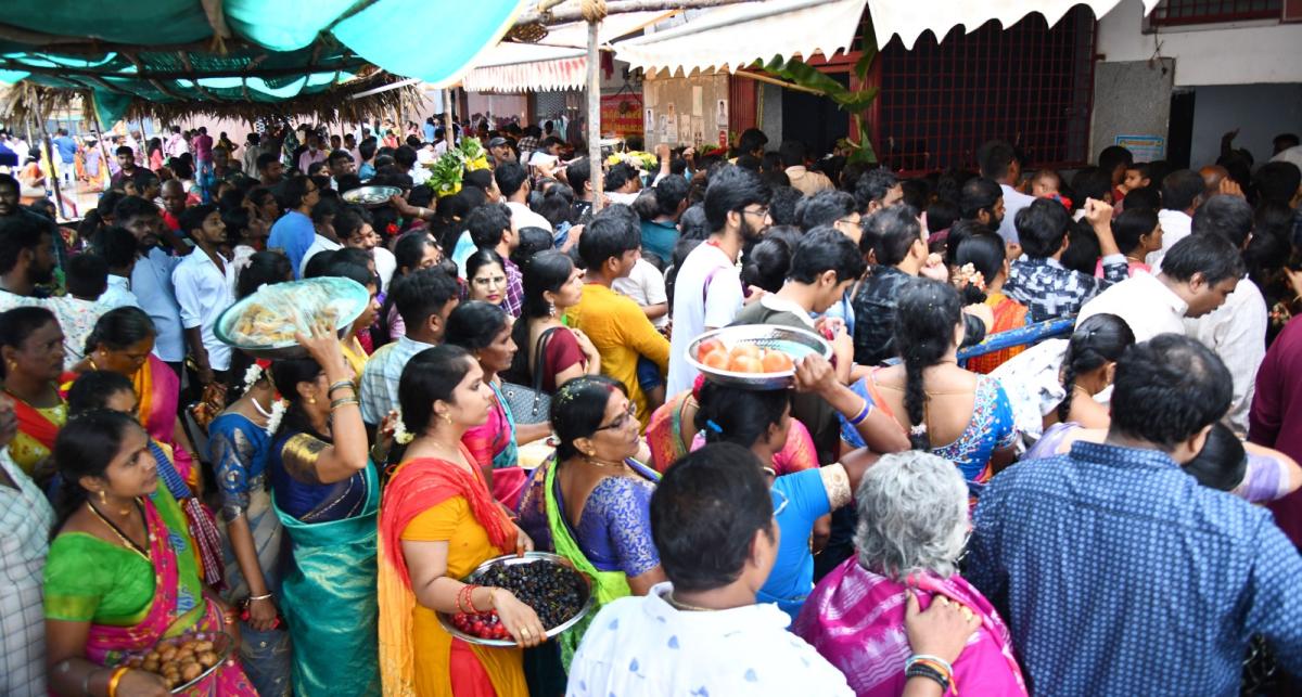 Hyderabad Bhagyanagar Joint Temples Committee Presented Telangana Bonalu to Durgamma in Vijayawada Photos33