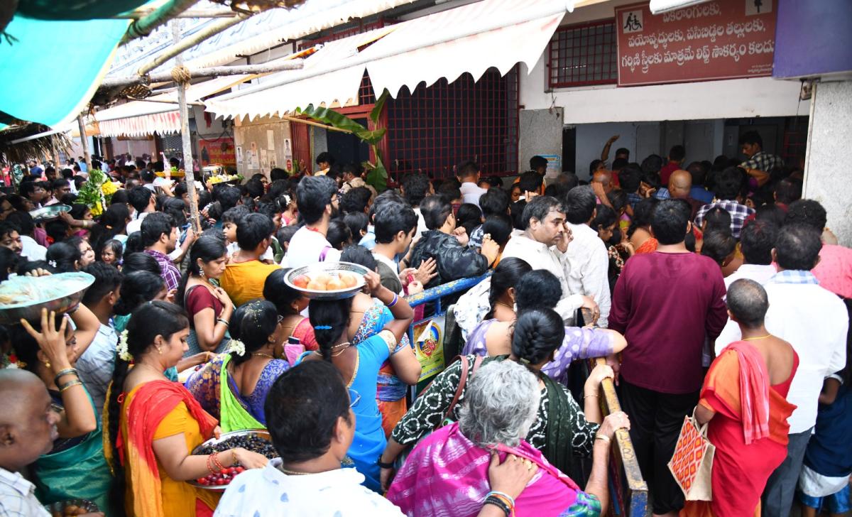 Hyderabad Bhagyanagar Joint Temples Committee Presented Telangana Bonalu to Durgamma in Vijayawada Photos34