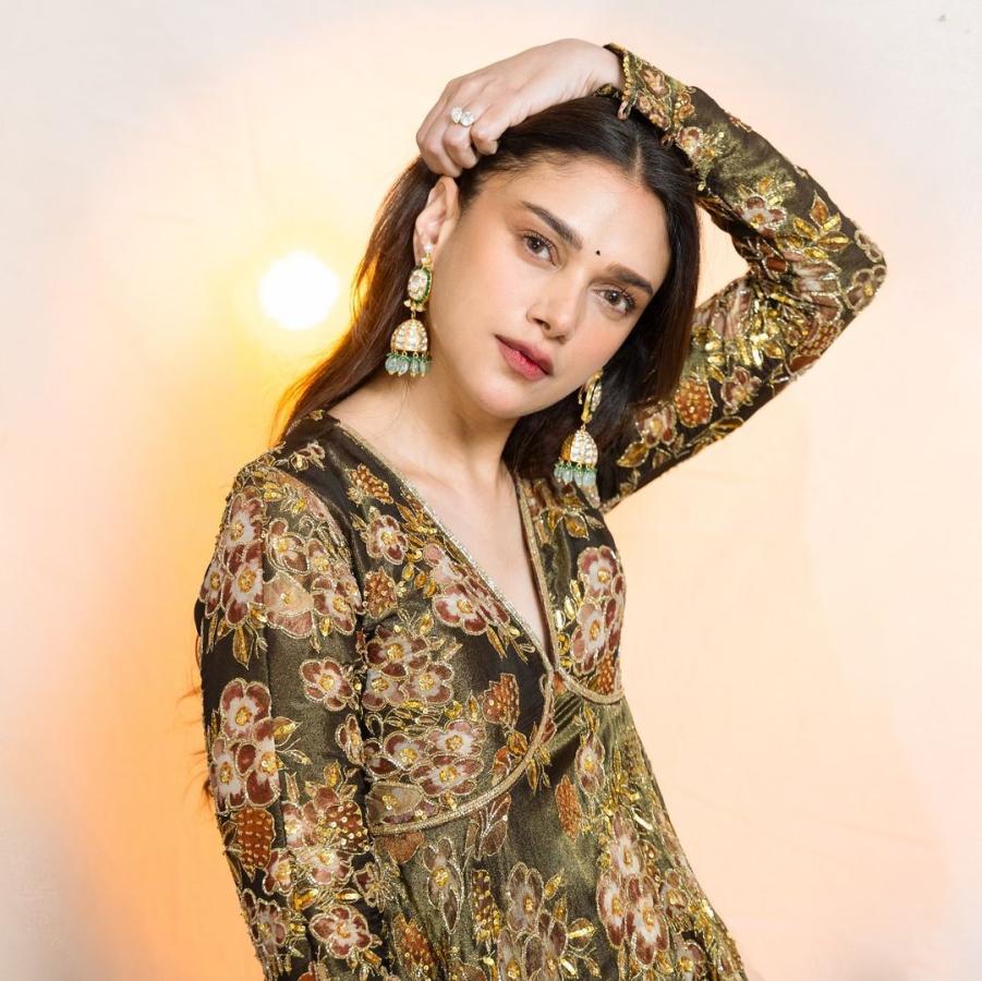 Indian Actress Aditi Rao Hydari Latest Photoshoot Stills Goes Viral4