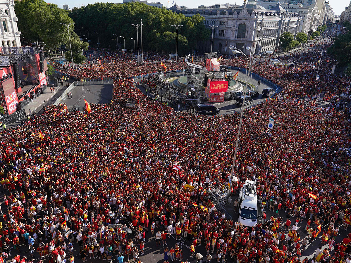 Fans celebrate after Spain's royal welcome in Madrid: Photos1