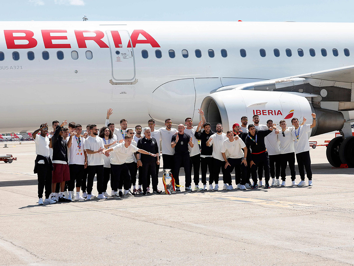 Fans celebrate after Spain's royal welcome in Madrid: Photos10