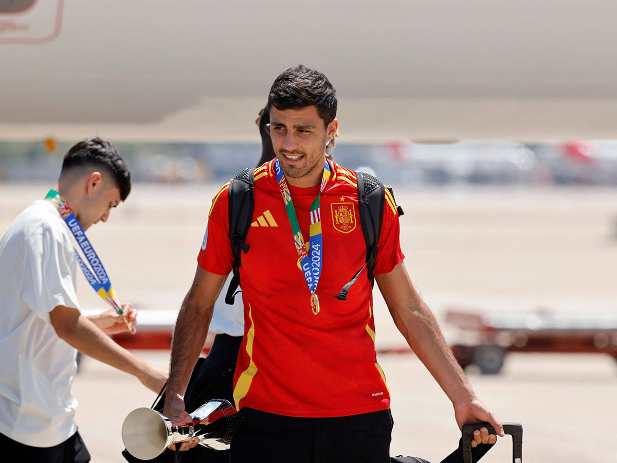 Fans celebrate after Spain's royal welcome in Madrid: Photos11