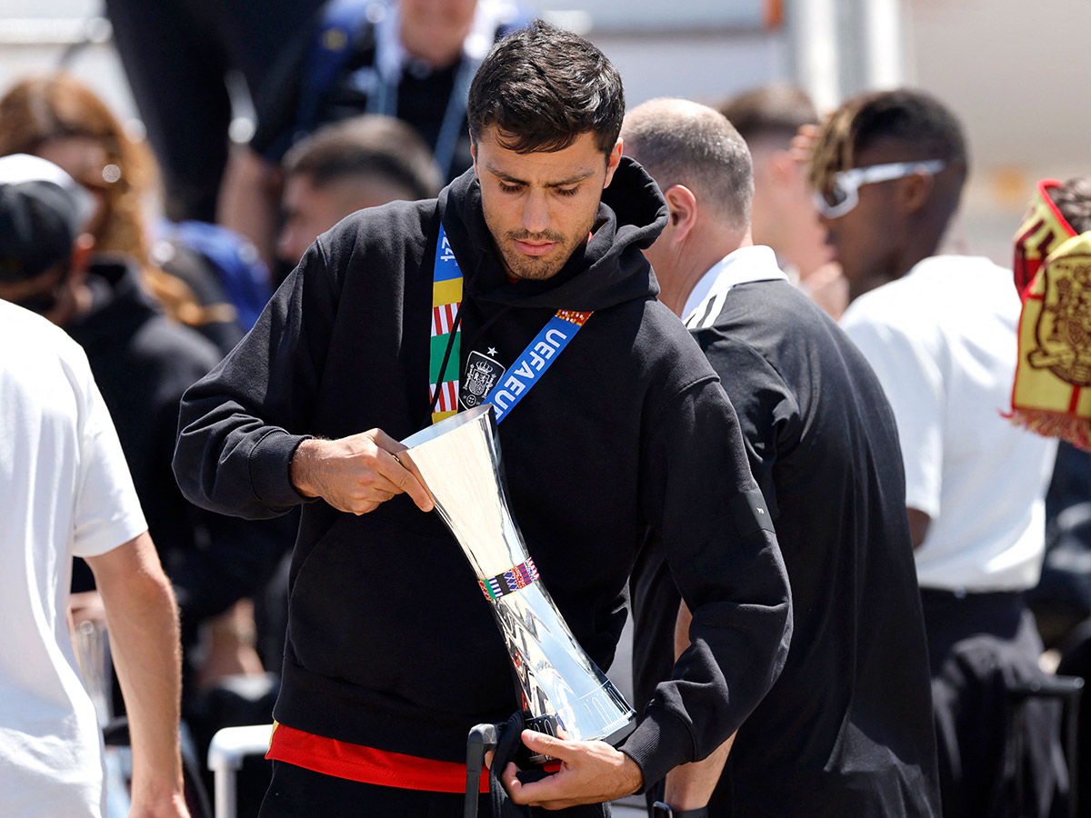 Fans celebrate after Spain's royal welcome in Madrid: Photos12