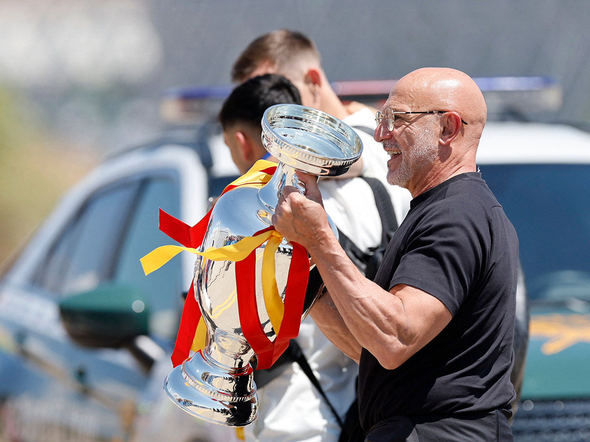 Fans celebrate after Spain's royal welcome in Madrid: Photos13