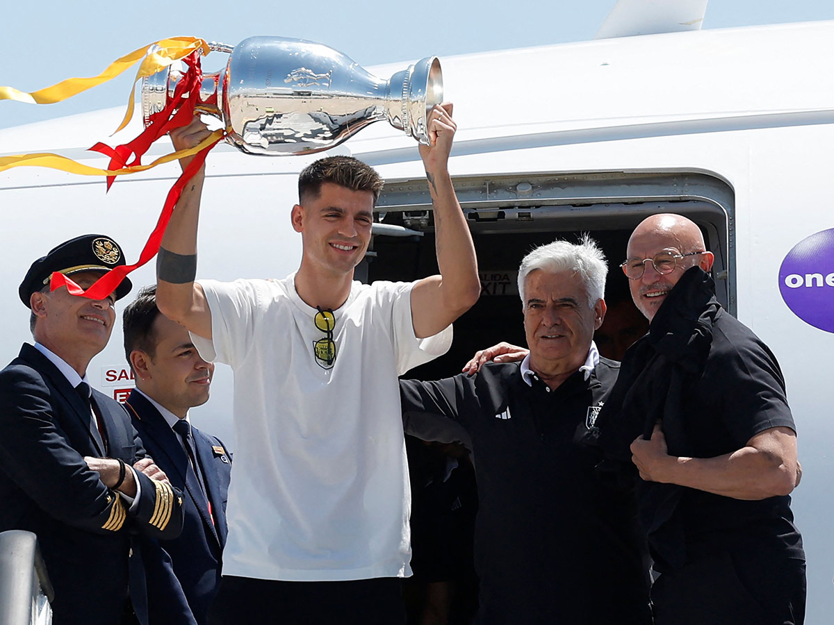 Fans celebrate after Spain's royal welcome in Madrid: Photos14