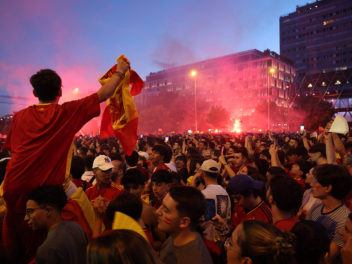 Fans celebrate after Spain's royal welcome in Madrid: Photos15