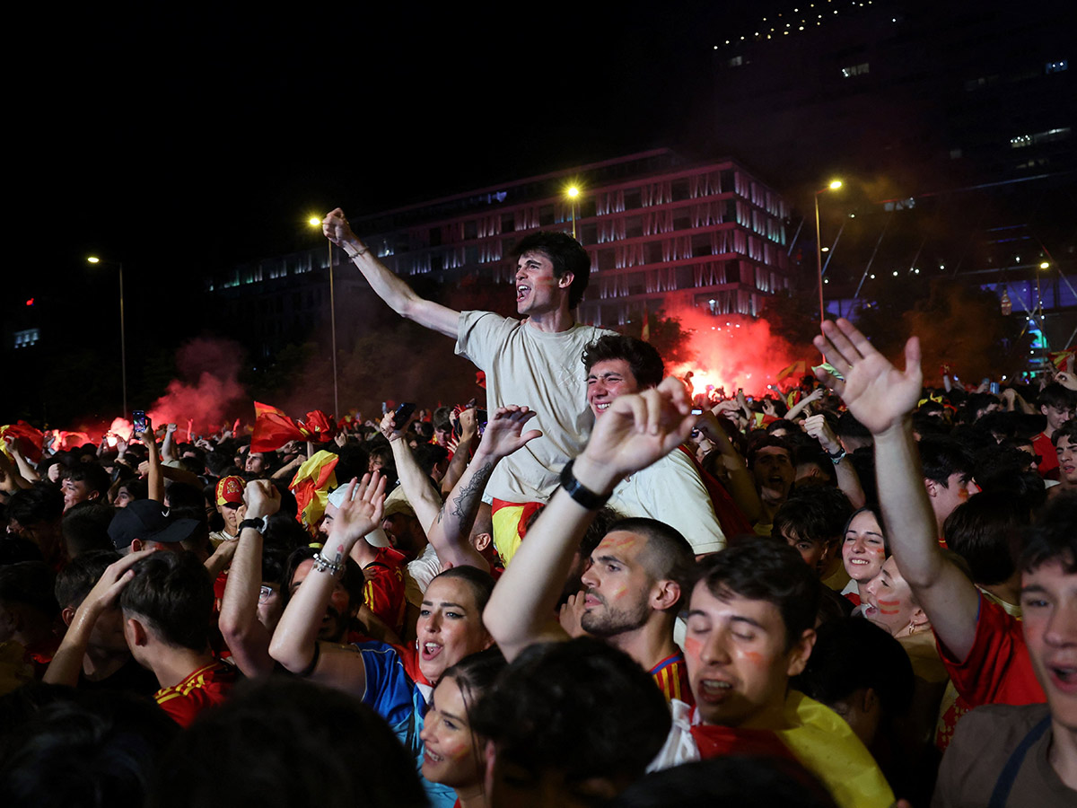 Fans celebrate after Spain's royal welcome in Madrid: Photos16