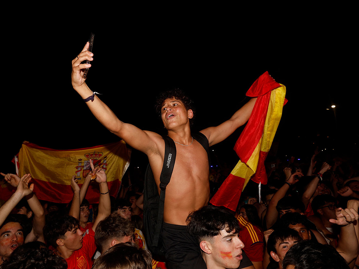 Fans celebrate after Spain's royal welcome in Madrid: Photos17