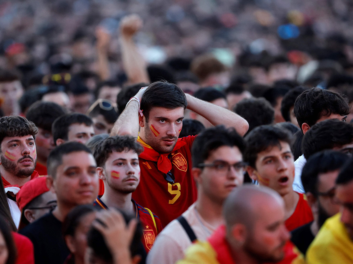 Fans celebrate after Spain's royal welcome in Madrid: Photos18