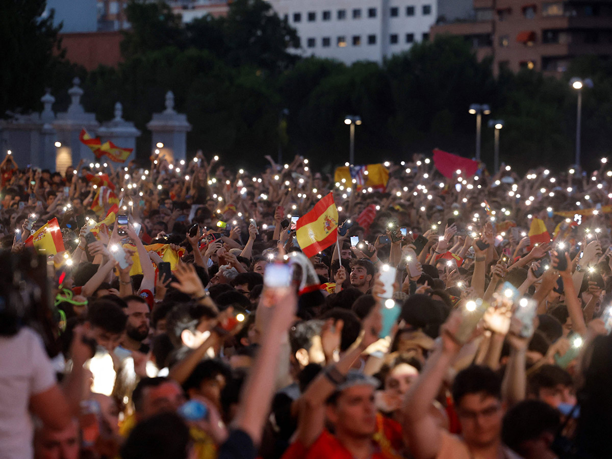 Fans celebrate after Spain's royal welcome in Madrid: Photos19